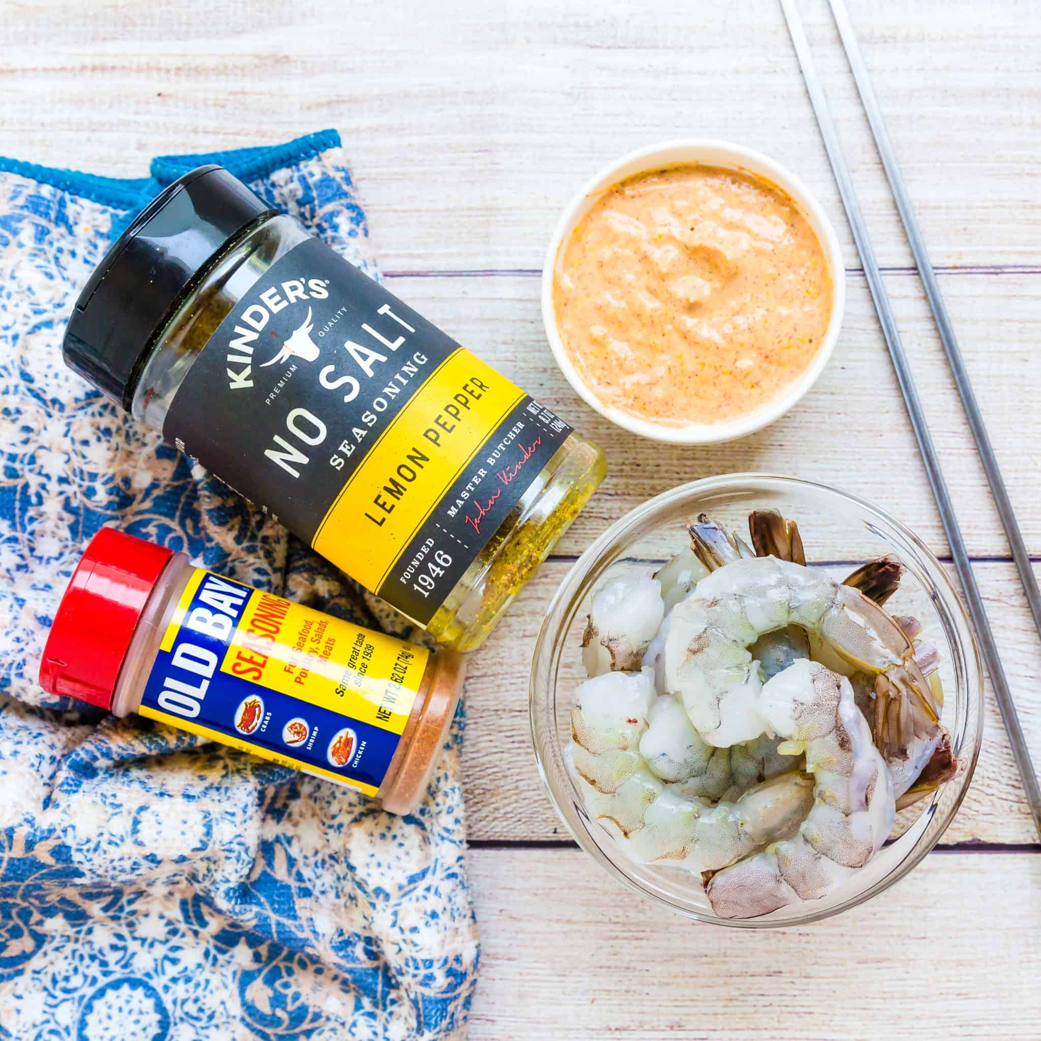 The ingredients for grilled shrimp are made from seafood aioli on the countertop.