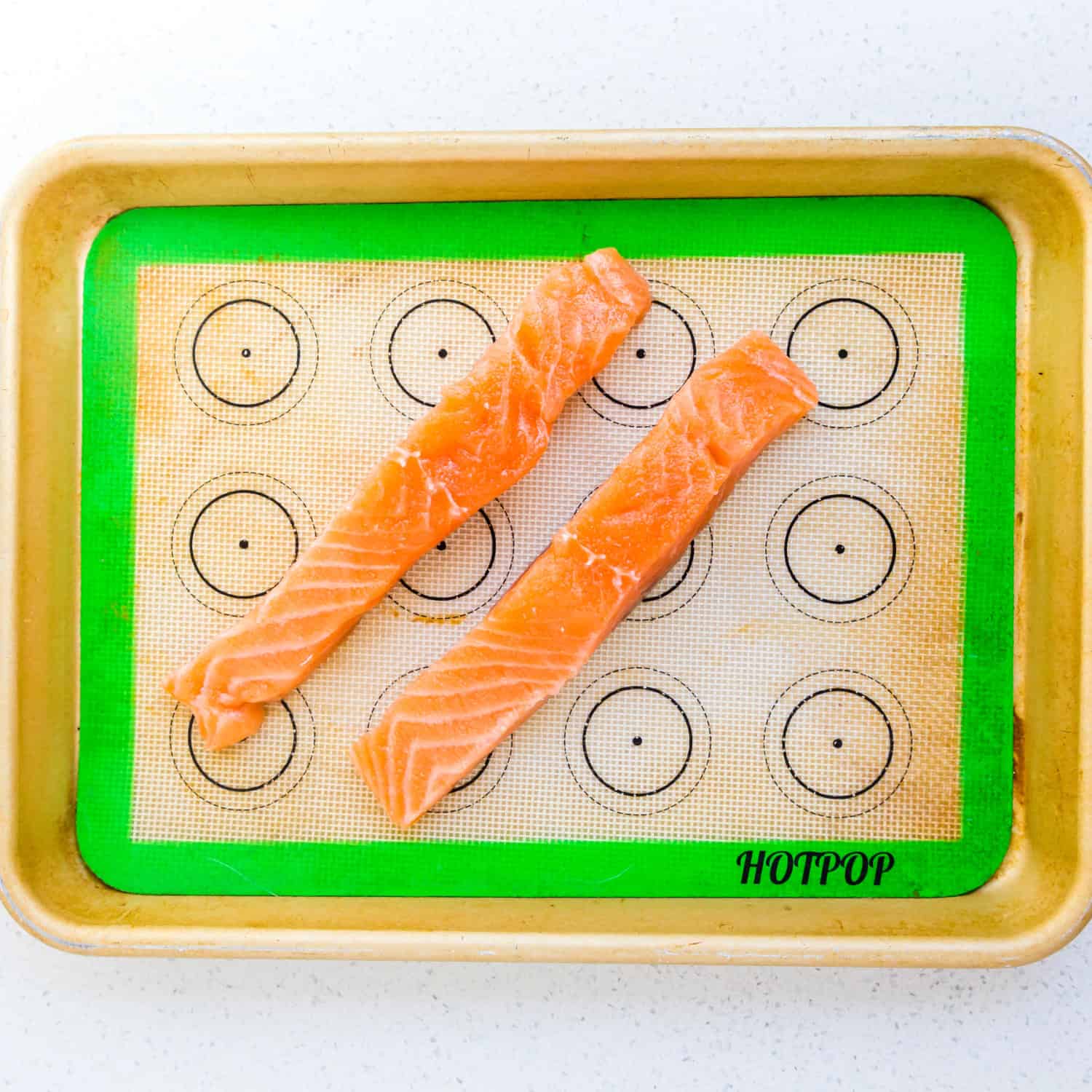 Salted salmon strips are placed on the oven oven tray. 