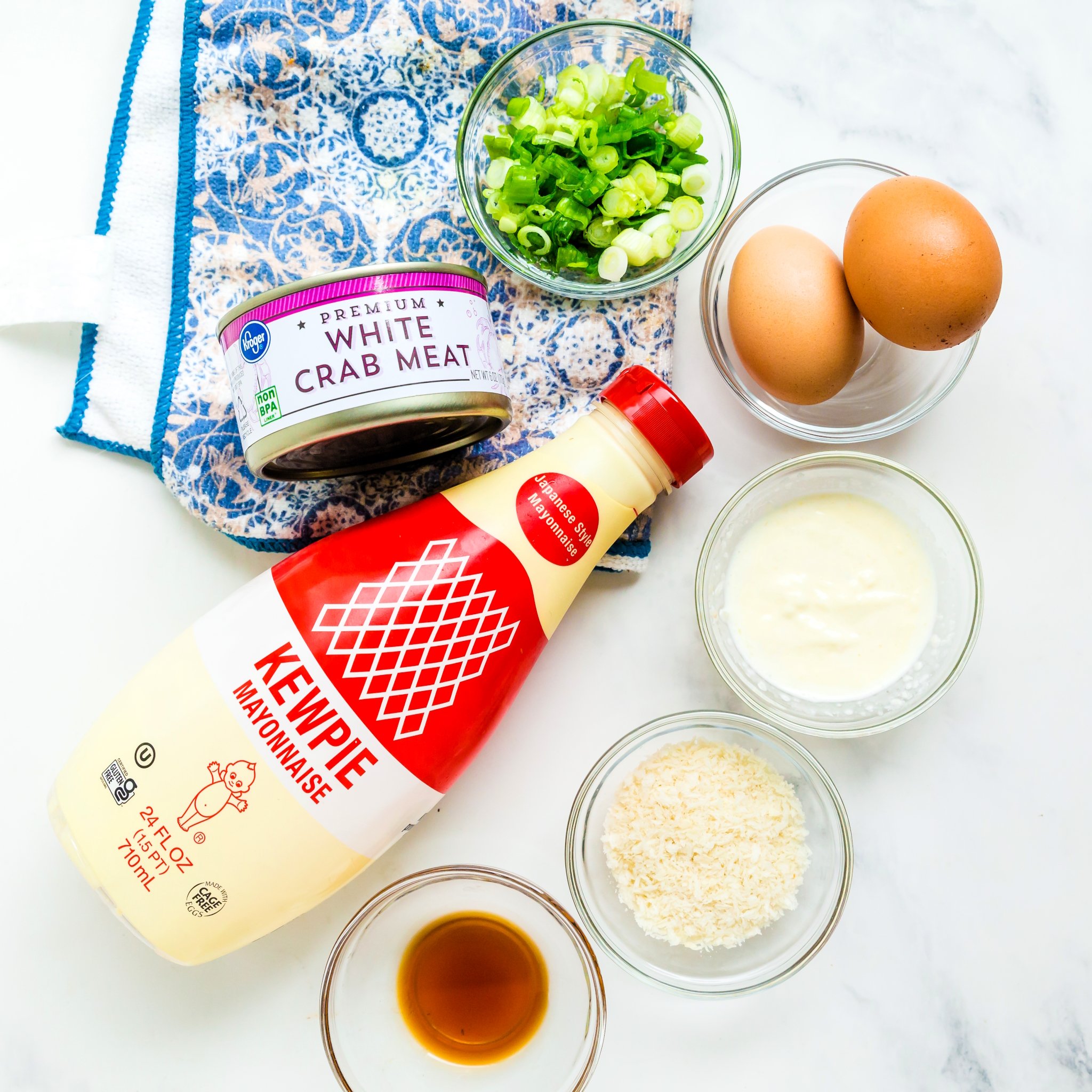 Ingredients Make crab cakes with lemon garlic cakes on the countertop. 
