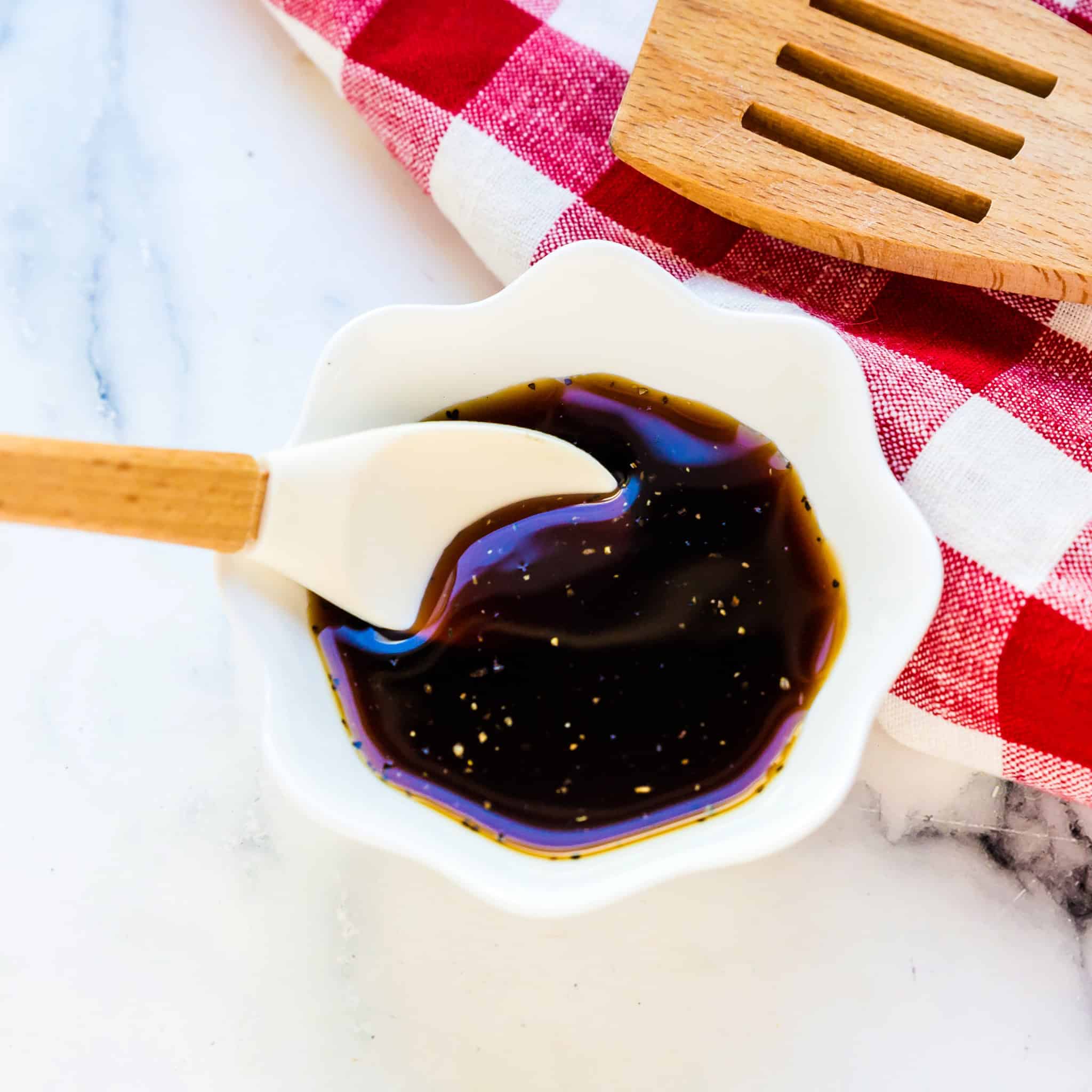 Serve the black pepper sauce in a bowl.