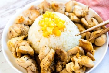 Pepper Lunch Chicken being picked up with a pair of chopsticks.