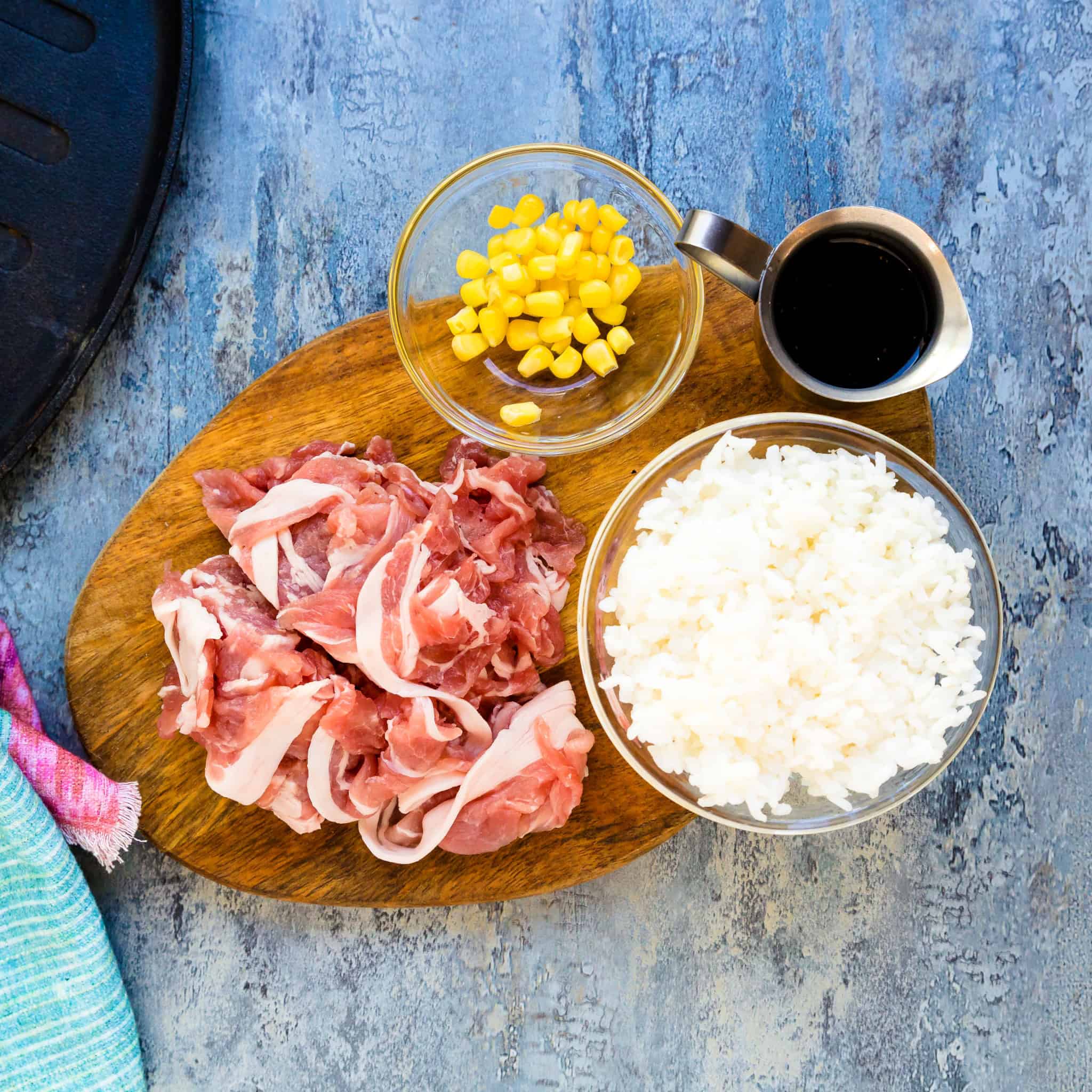 Make the ingredients for the Pepper Lunch Pork on the countertop.